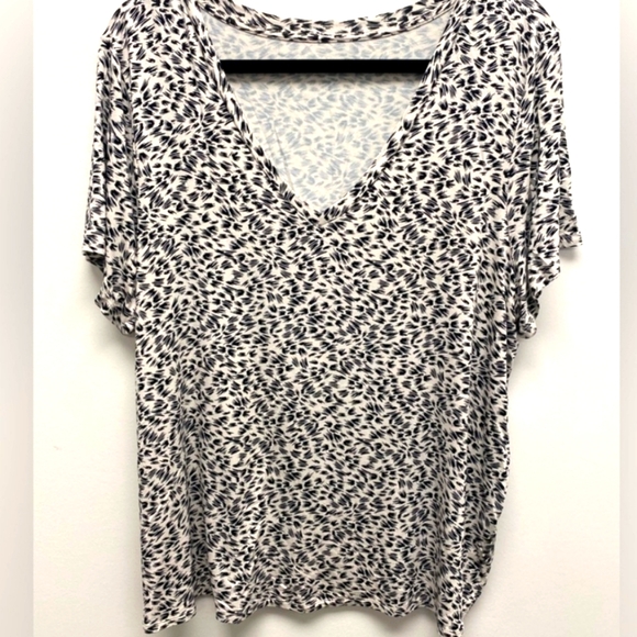 🌟3 For $30🌟  Cream and Black Patterned Top - 2X - Picture 1 of 3
